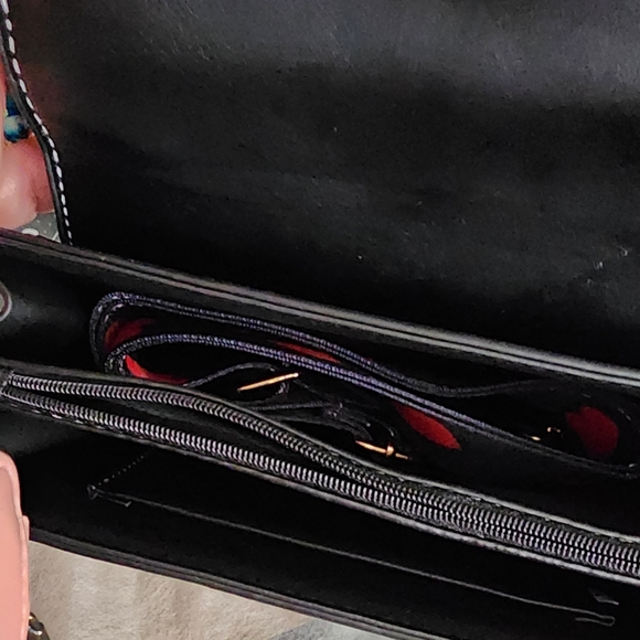 Women's Black and Red Heart-Shaped Design Crossbody Shoulder Bag - Picture 7 of 15